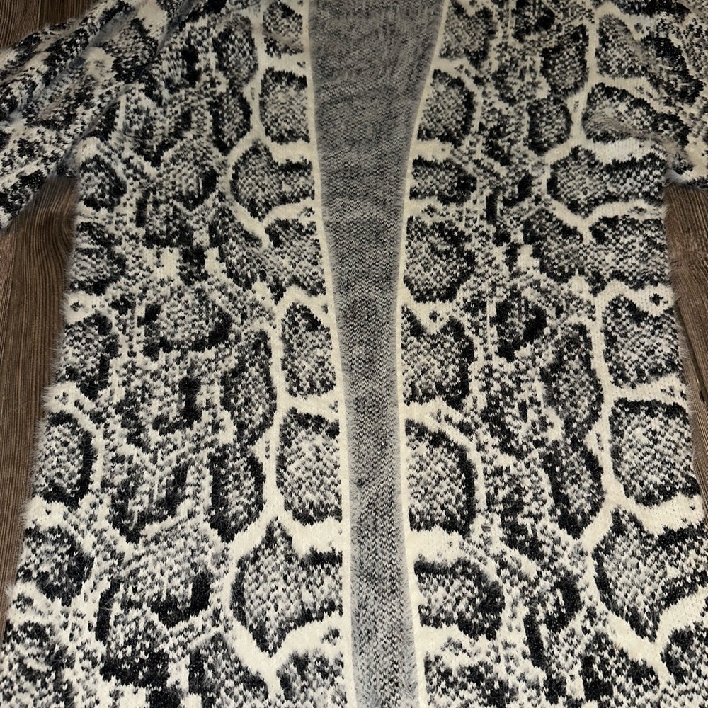 Anthropologie Akemi + Kin Sigrid Fuzzy Snake Skin Kimono Gray White Cardigan - Picture 5 of 11
